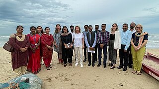 Bundesumweltministerin Steffi Lemke und Projektpartner*innen am Strand von Chennai