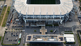 Dach des Hotels H4 und des Stadions im Borussia Park in Mönchengladbach von oben