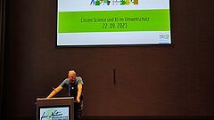 Redner hält eine Präsentation