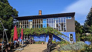 Das Gebäude des Umweltbildungszentrums von vorne