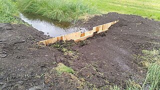 Staubauwerk in einem Graben