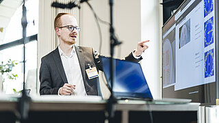 ein Mann hält eine Präsentation vor einem Rednerpult