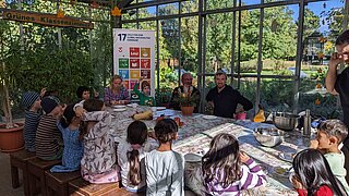 Kita-Gruppe mit Betreuer*innen im Grünen Klassenzimmer