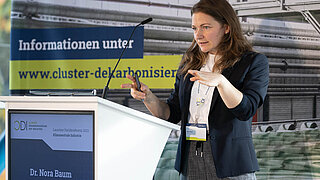 Dr. Nora Baum von der Firma Sonocrete hält einen Input Vortrag.nen
