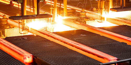Eine Maschine bearbeitet hoch erhitzten Stahl