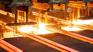 Eine Maschine bearbeitet hoch erhitzten Stahl