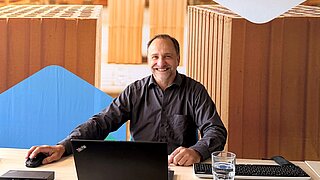 Dr. Remo Tiedemann am Rechner bei der digitalen Veranstaltung KEI Spotlight