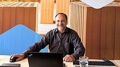 Dr. Remo Tiedemann am Rechner bei der digitalen Veranstaltung KEI Spotlight