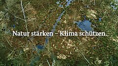Blick von oben auf eine Landschaft, darüber die Textzeile "Natur stärken - Klima schützen"