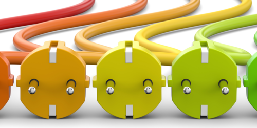 Stecker von Stromkabeln in verschiedenen Farben