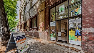 Eingang der KI-Ideenwerkstatt in Berlin-Neukölln.