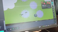 Ein Flachbildschirm mit einer Grafik auf einem Tisch 