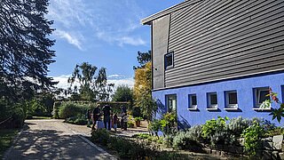 Das Gebäude des Umweltbildungszentrums von hinten