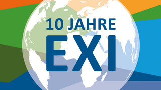 auf einer Weltkugel ist der Schriftzug 10 Jahre EXI zu sehen