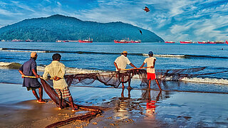 Fischer an der Küste des indischen Ozeans