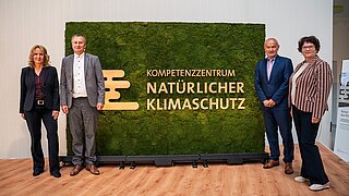 Bundesumweltministerin Steffi Lemke mit Tom Kirschey, Stefan Demuth (ZUG) und Sabine Riewenherm (BfN) vor der Mooswand (v.l.n.r.)