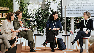 Podiumsdiskussion mit Moderatorin Tanja Busse, Dr. Andrea Fischer-Hotzel (Zentrum KlimaAnpassung), Prof. Dr. Dagmar Haase (HU Berlin und Helmholtz Zentrum für Umweltforschung) und Prof. Dr. Katrin Rehdanz (CAU Kiel und WBNK)