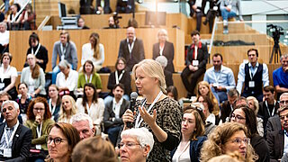 Fragen aus dem Publikum bei der KNK-Eröffnungsfeier