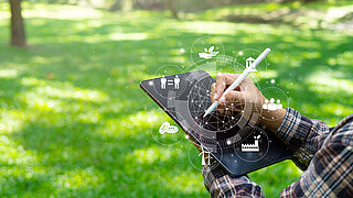 Eine Person schreibt auf einem Tablet 