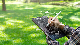 Eine Person schreibt auf einem Tablet 