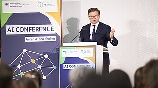 Bundesumweltminister Carsten Schneider am Rednerpult