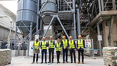 Vertreter*innen des Unternehmens sowie der Lokalpolitik zerschneiden das Band zur Eröffnung der Pilotanlage.