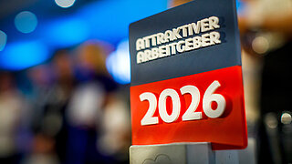 Foto der Plakette "Attraktiver Arbeitgeber 2026"