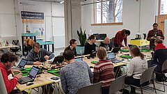 Menschen arbeiten mit Laptops und technischer Ausstattung