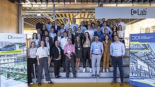 Die Teilnehmenden des CDI Summer Summit stehen aufgereiht nebeneinander.