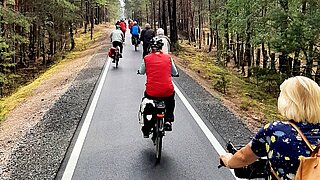 Radfahrende auf dem Heideradweg