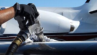 Flugzeug beim Betanken