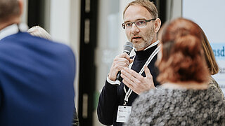 Veranstaltungsteilnehmende im Gespräch