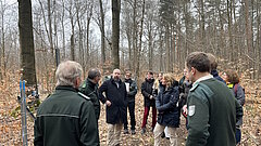 Steffi Lemke mit weiteren Personen in einem Waldgebiet