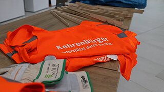 Orange Warnwesten auf einem Tisch