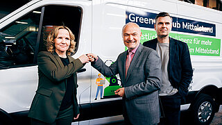 Stefan Demuth übergibt den Schlüssel des Green-AI Hub Mobil an Steffi Lemke