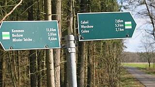 Zwei Schilder zeigen die Länge der umliegenden Radwege