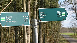 Zwei Schilder zeigen die Länge der umliegenden Radwege