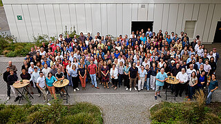 Gruppenfoto von etwa 100 Mitarbeitenden der ZUG.