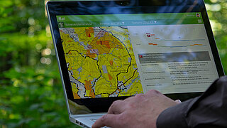 Laptop mit KI App 