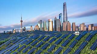 Stadtbild von Shanghai, Panoramablick, die Stadt Shanghai an einem sonnigen Tag