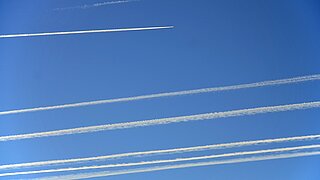 Kondensstreifen am blauen Himmel