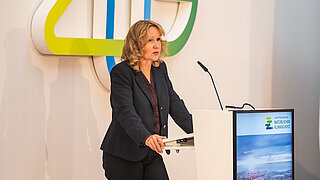 Bundesumweltministerin Steffi Lemke vor dem Rednerpult bei der KNK-Eröffnungsfeier