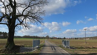Ein Radweg führt über eine Brücke