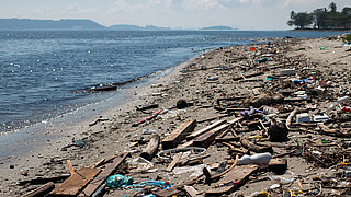 Meeresmüll am Strand in Brasilien.