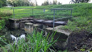 Auslaufbauwerk am Cantdorfer Wiesenteich vor der Renaturierung