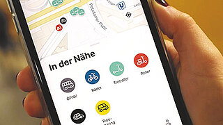 Smartphone mit der Jelbi-App
