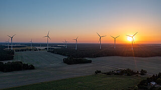 Windräder im Sonnenaufgang