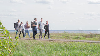 Teilnehmende des Future Lab bei Wanderung an der Cottbuser Ostsee