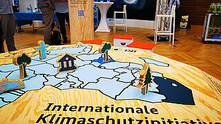 Holztisch mit symbolhaften Elementen für internationalen Klimaschutz