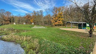 Neffelbachaue mit Neffelbach und Grünem Klassenzimmer